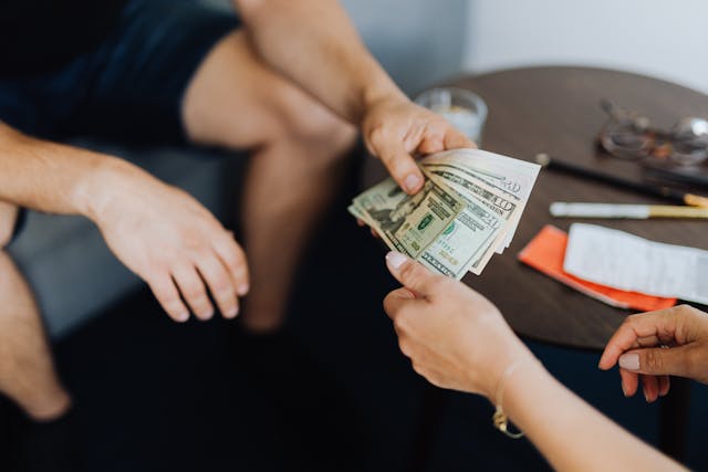 Pros and Cons of Payday Loans for Short-Term Needs 1 Pros and Cons of Payday Loans for Short-Term Needs